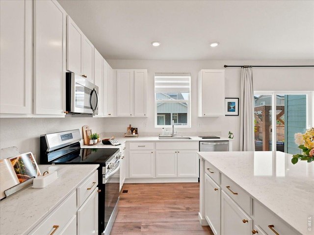 Property Photo 15 Functional layout, plenty of counter space.