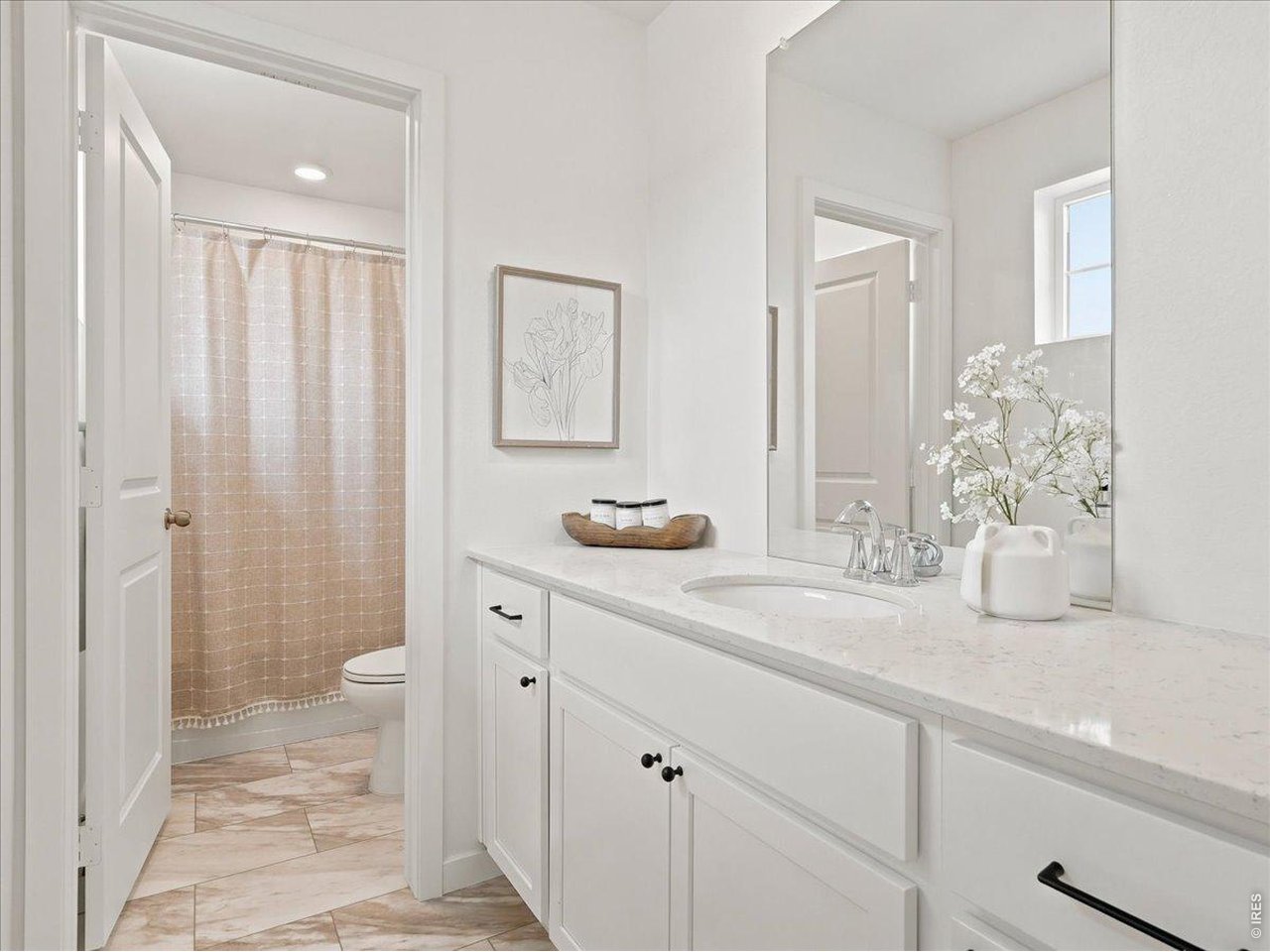Property Photo 11 Full bath for secondary bedrooms.