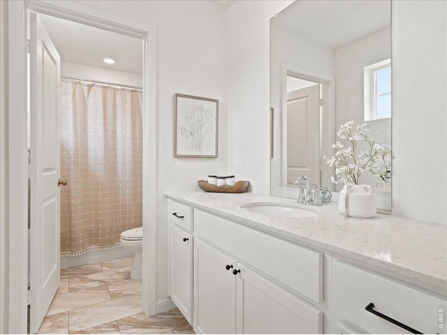 Property Photo 11 Full bath for secondary bedrooms.