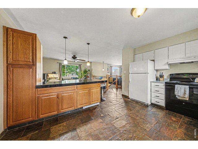Property Photo 6 Spacious kitchen with large tiled island