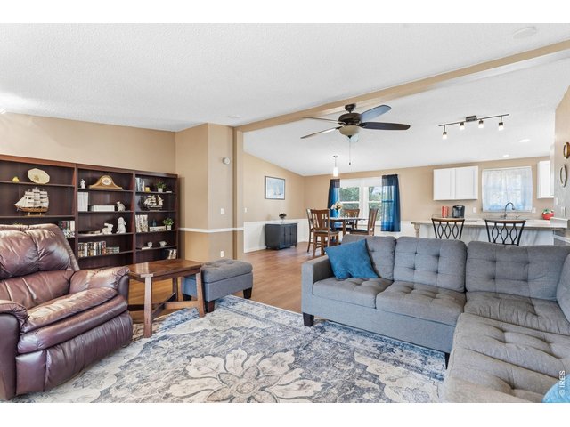 Property Photo 13 Spacious living room