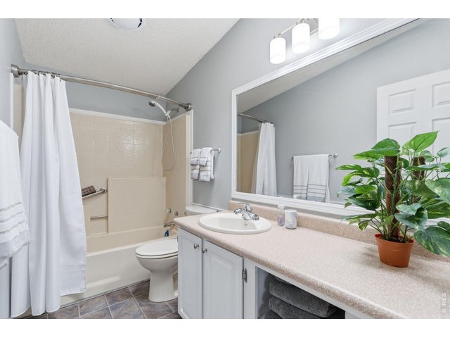 Property Photo 33 Full bathroom