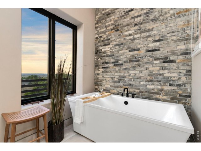 Property Photo 20 Primary Tub