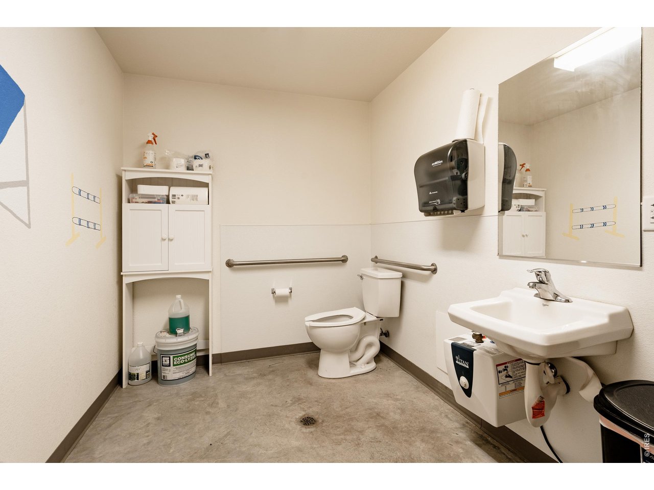 Property Photo 17 Arena Bathroom