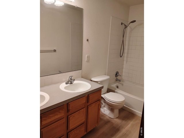 Property Photo 14 Primary bedroom bathroom