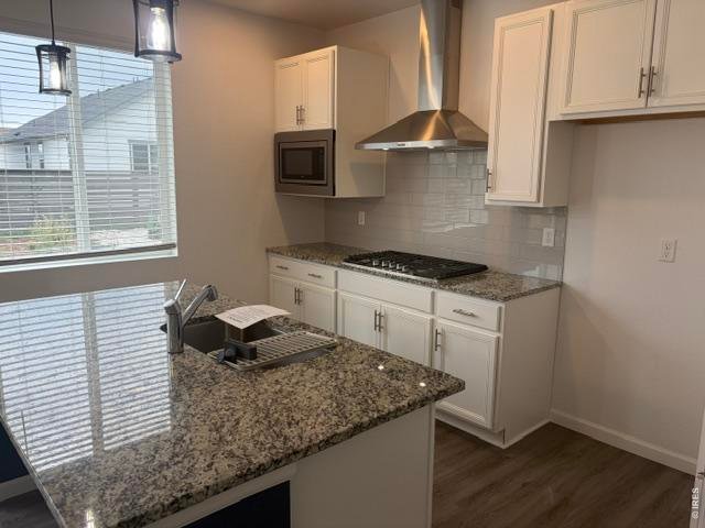Property Photo 11 Modern kitchen with built in gas range
