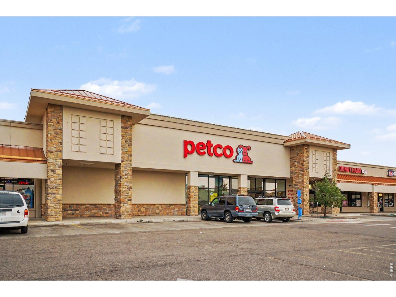 Property Photo 34 Nearby shopping plaza features a Petco