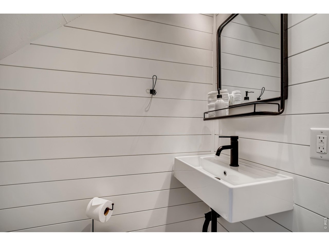 Property Photo 14 Half bath on main level for convenience and style