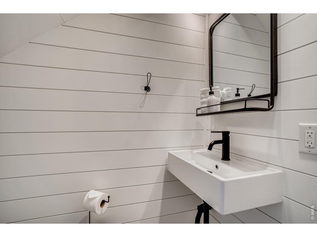 Property Photo 14 Half bath on main level for convenience and style
