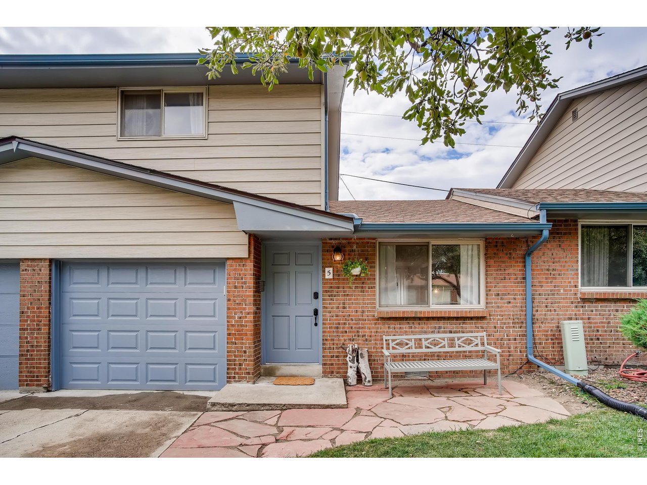 Property Photo 2 Come see this adorable townhome!
