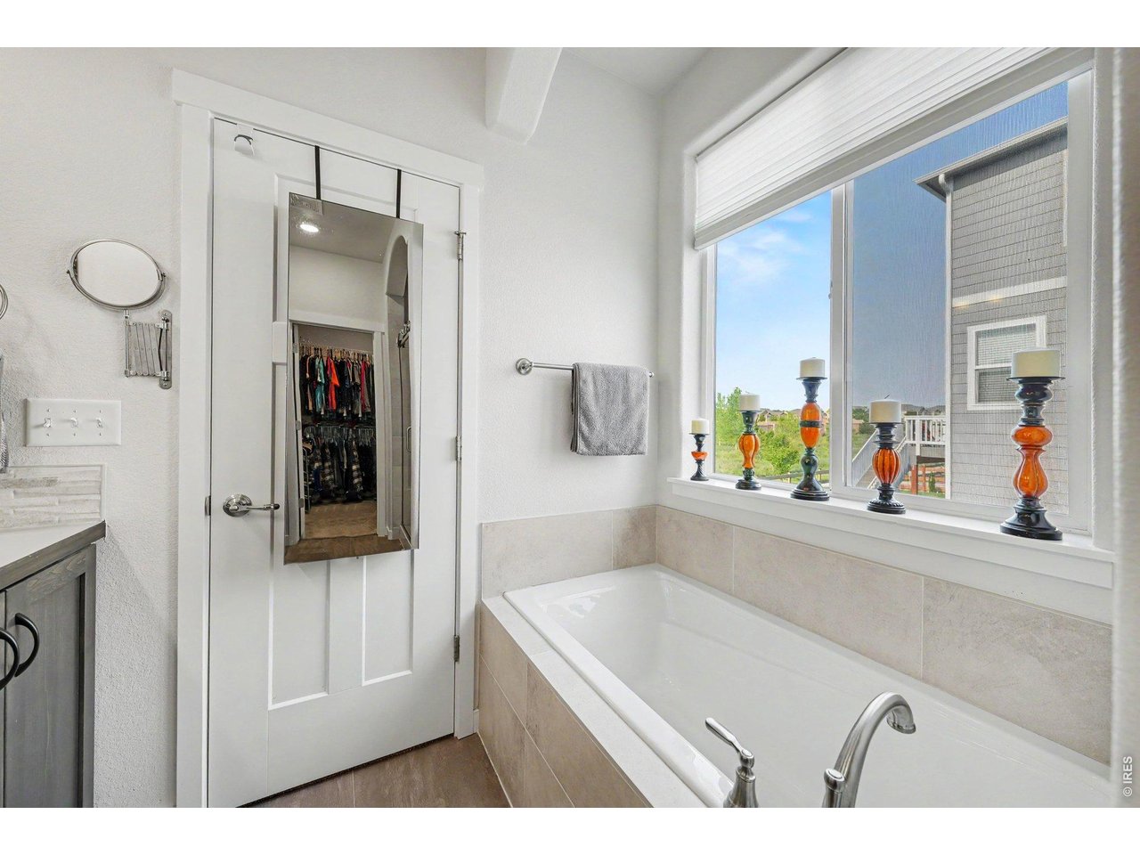 Property Photo 14 Primary Bath tub