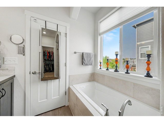 Property Photo 14 Primary Bath tub