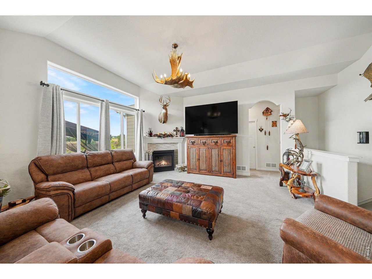 Property Photo 9 Bright and spacious Living Room