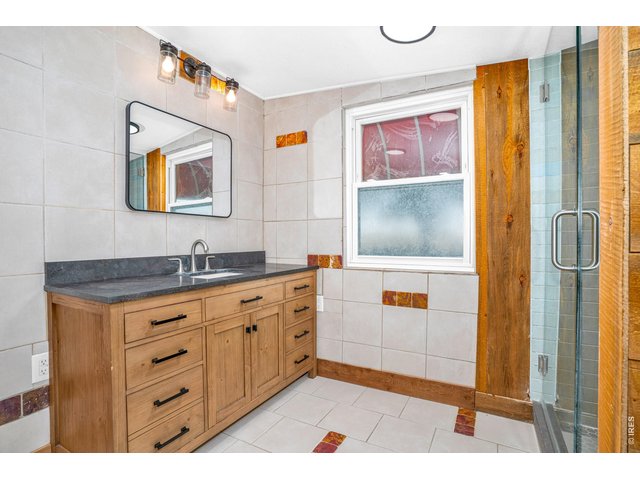 Property Photo 16 Primary bathroom