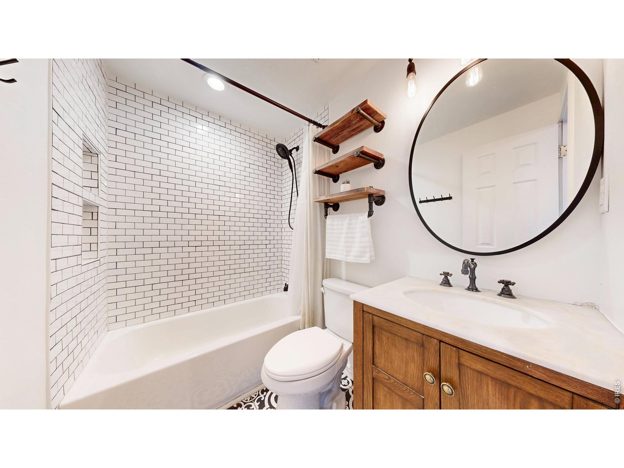 Property Photo 20 Hall bath