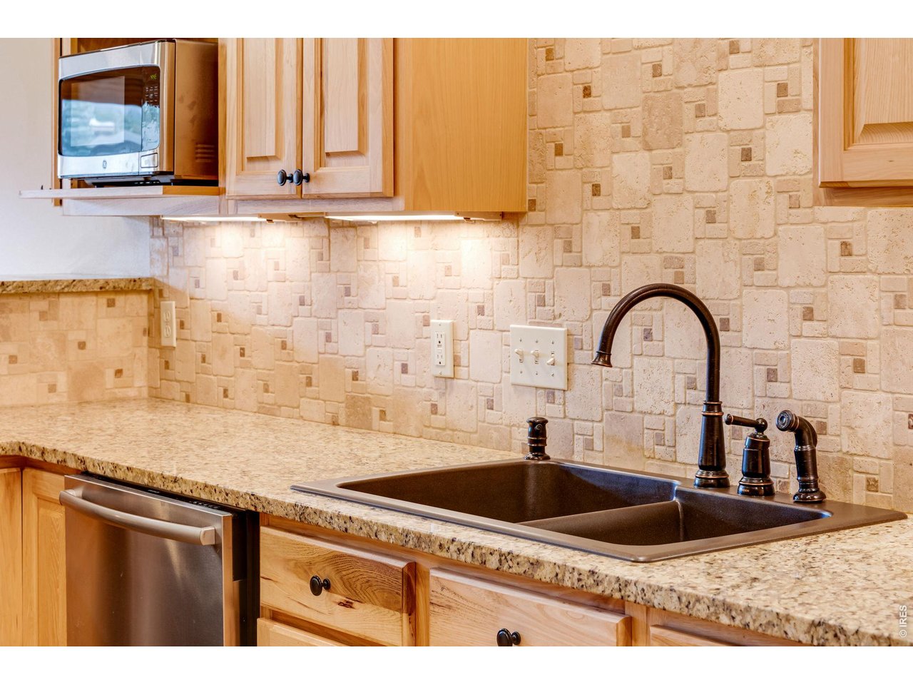 Property Photo 18 All stainless appliances and custom backsplash.