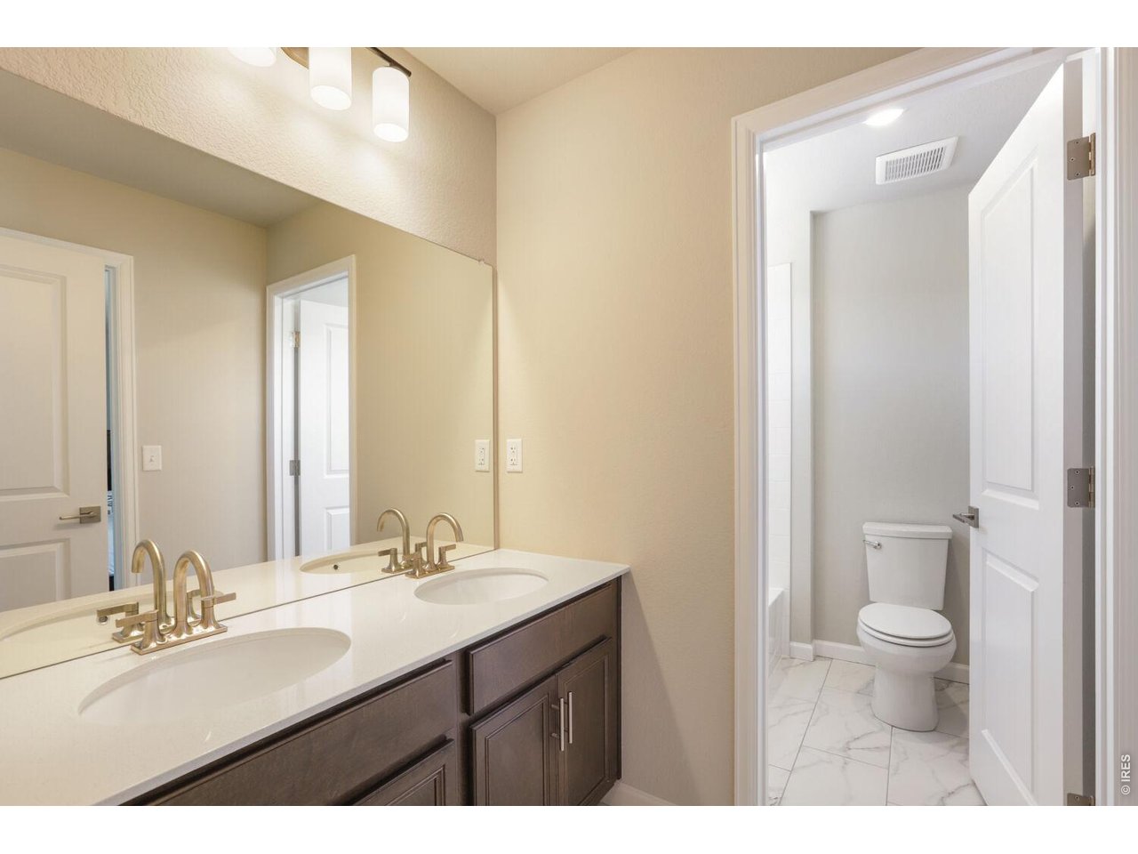 Property Photo 27 Full bathroom 2