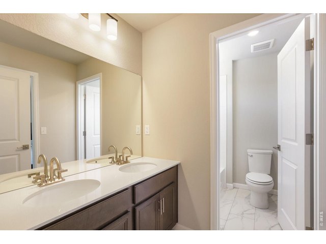 Property Photo 27 Full bathroom 2