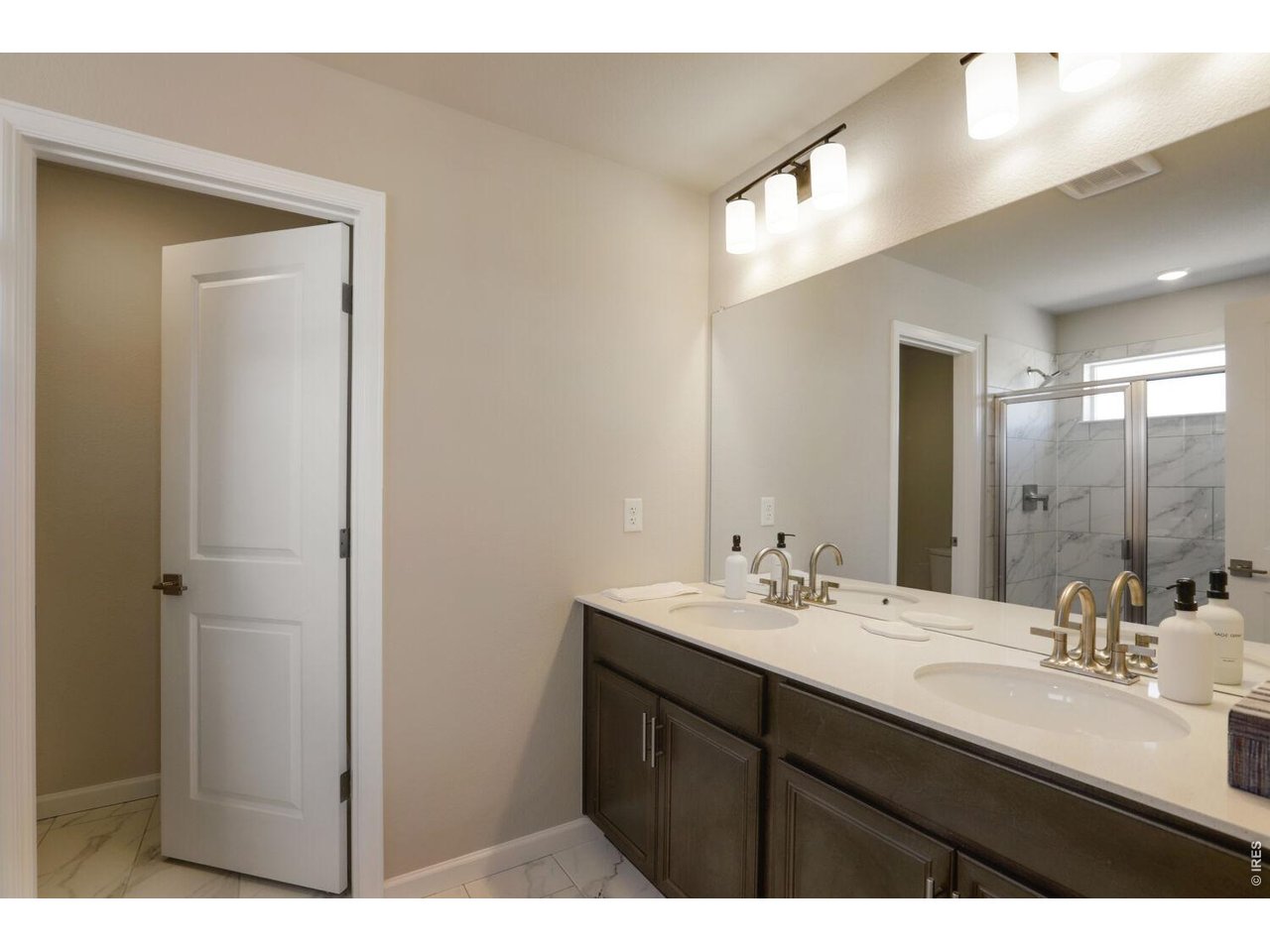 Property Photo 17 Primary bathroom