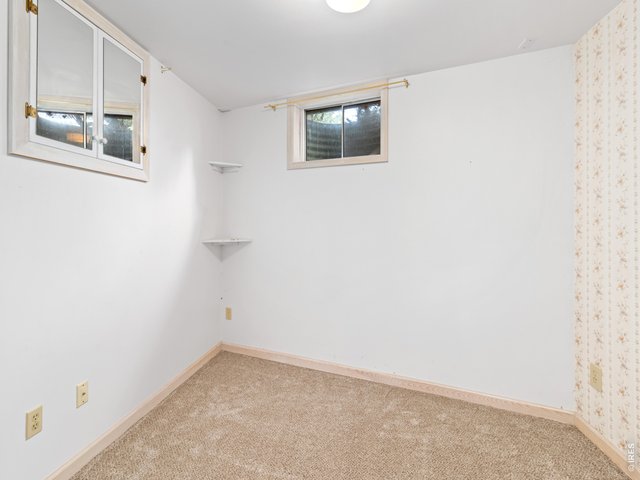 Property Photo 39 Office/hobby room 2 of 3