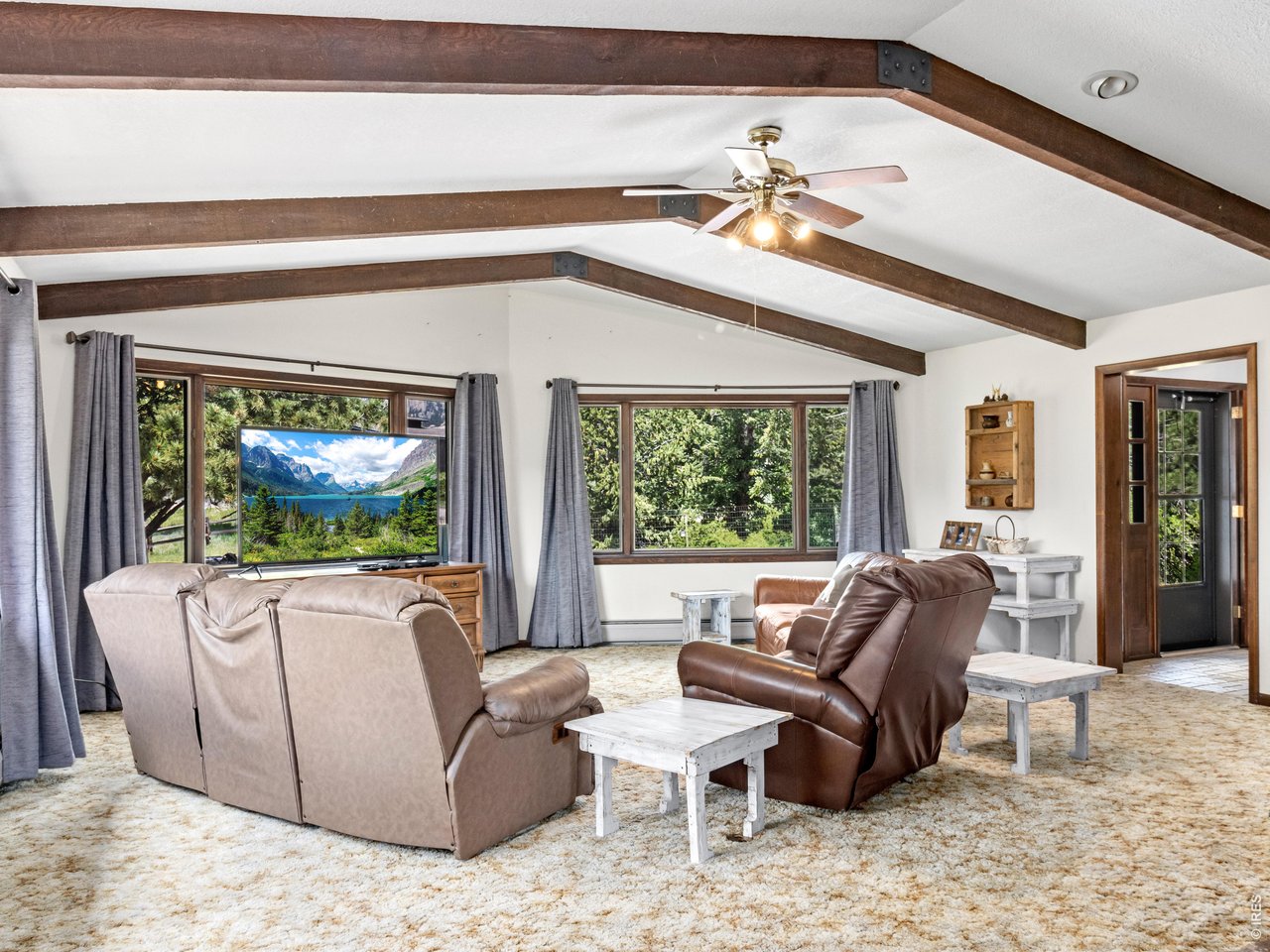 Property Photo 16 Beamed ceilings