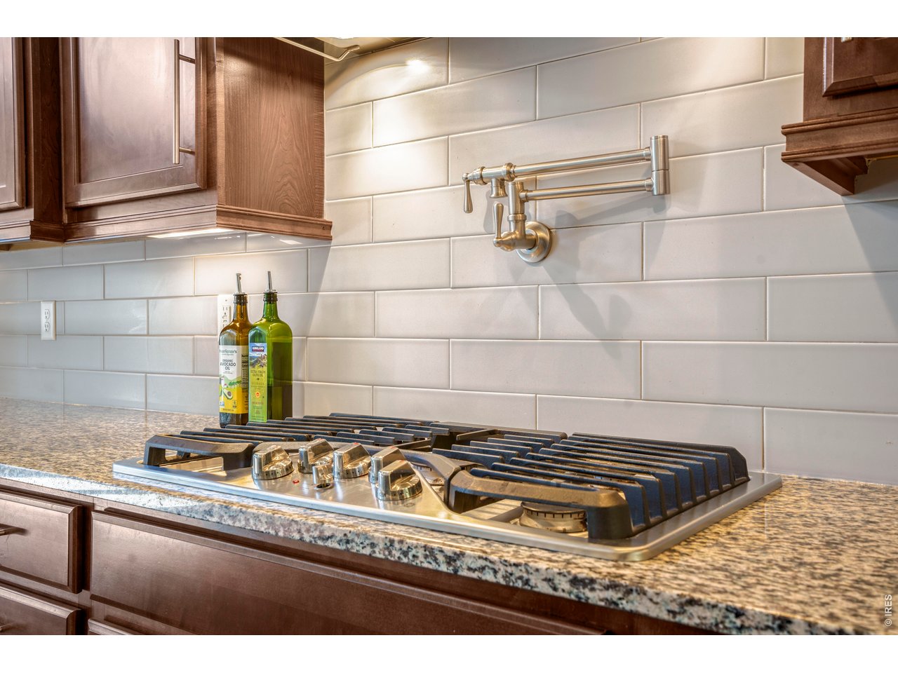 Property Photo 8 gas cooktop