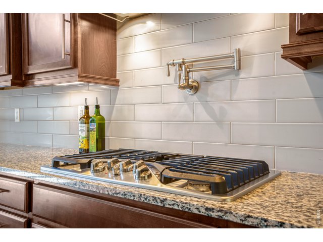Property Photo 8 gas cooktop