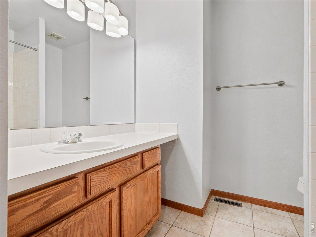 Property Photo 23 upper bath