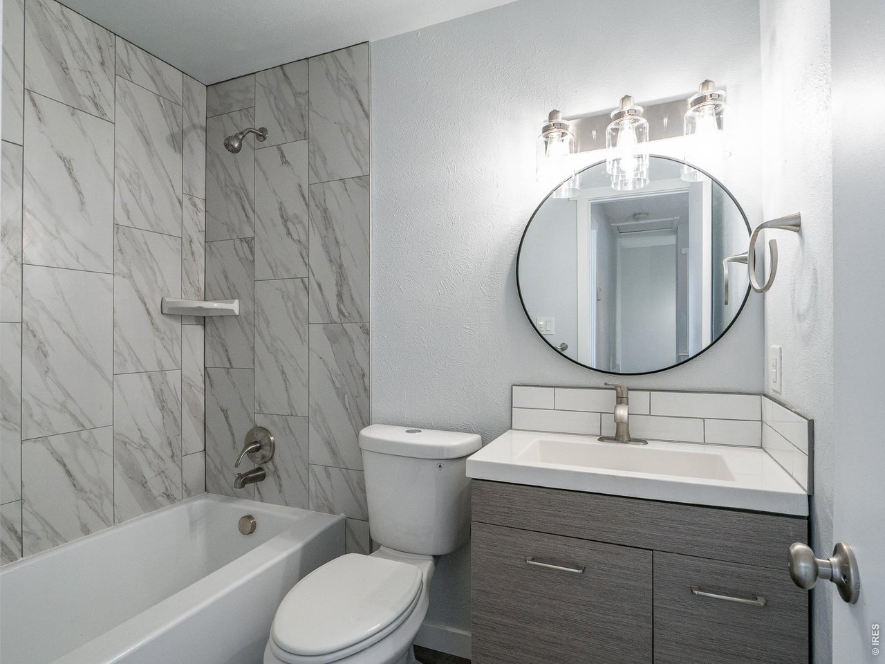 Property Photo 23 Full upstairs bathroom