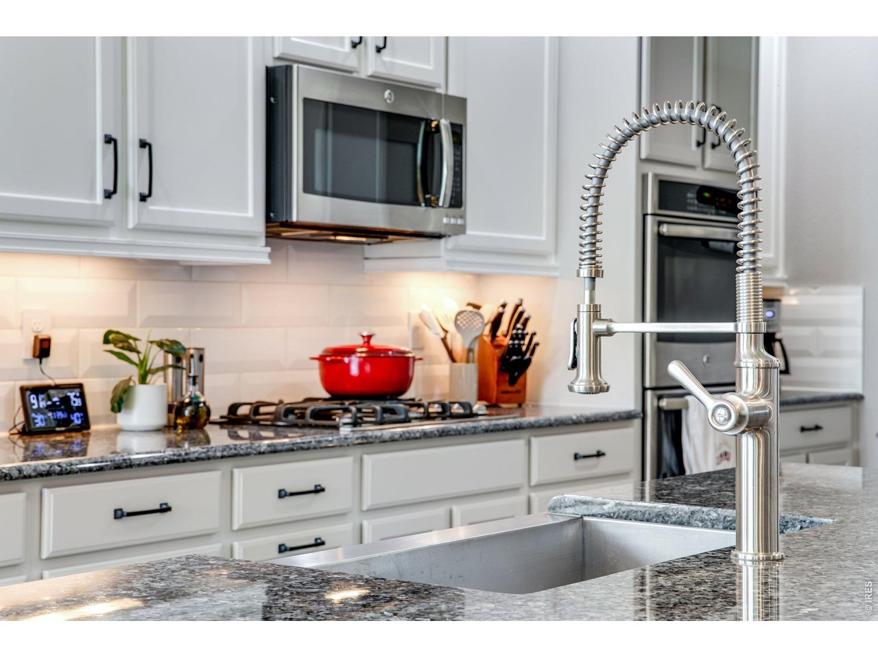 Property Photo 15 Equipped for the serious chef or entertainer! Silver Pearl Granite Countertops, newer faucet.