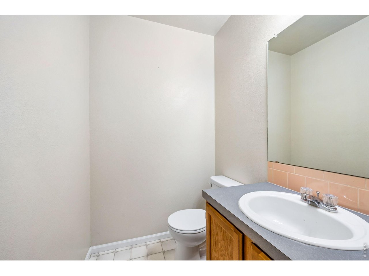 Property Photo 15 1/2 bath on the main level