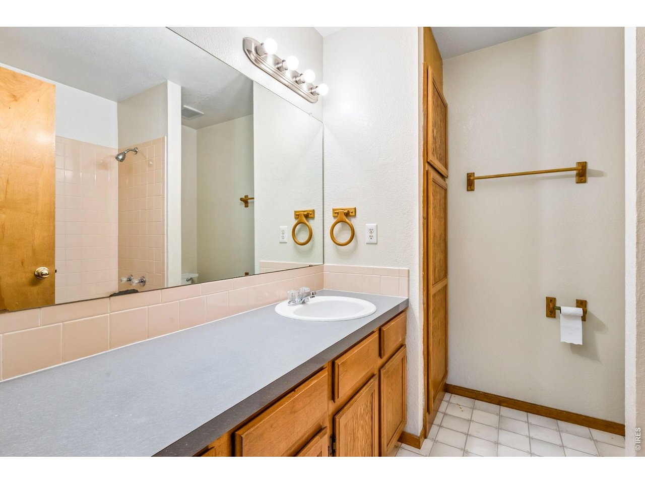 Property Photo 20 Full bath upstairs with large linen closet