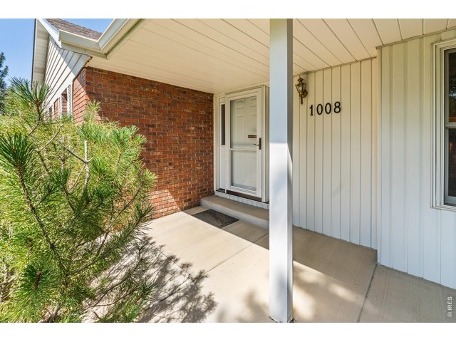 Property Photo 3 Cute front porch with beautiful mountain view!