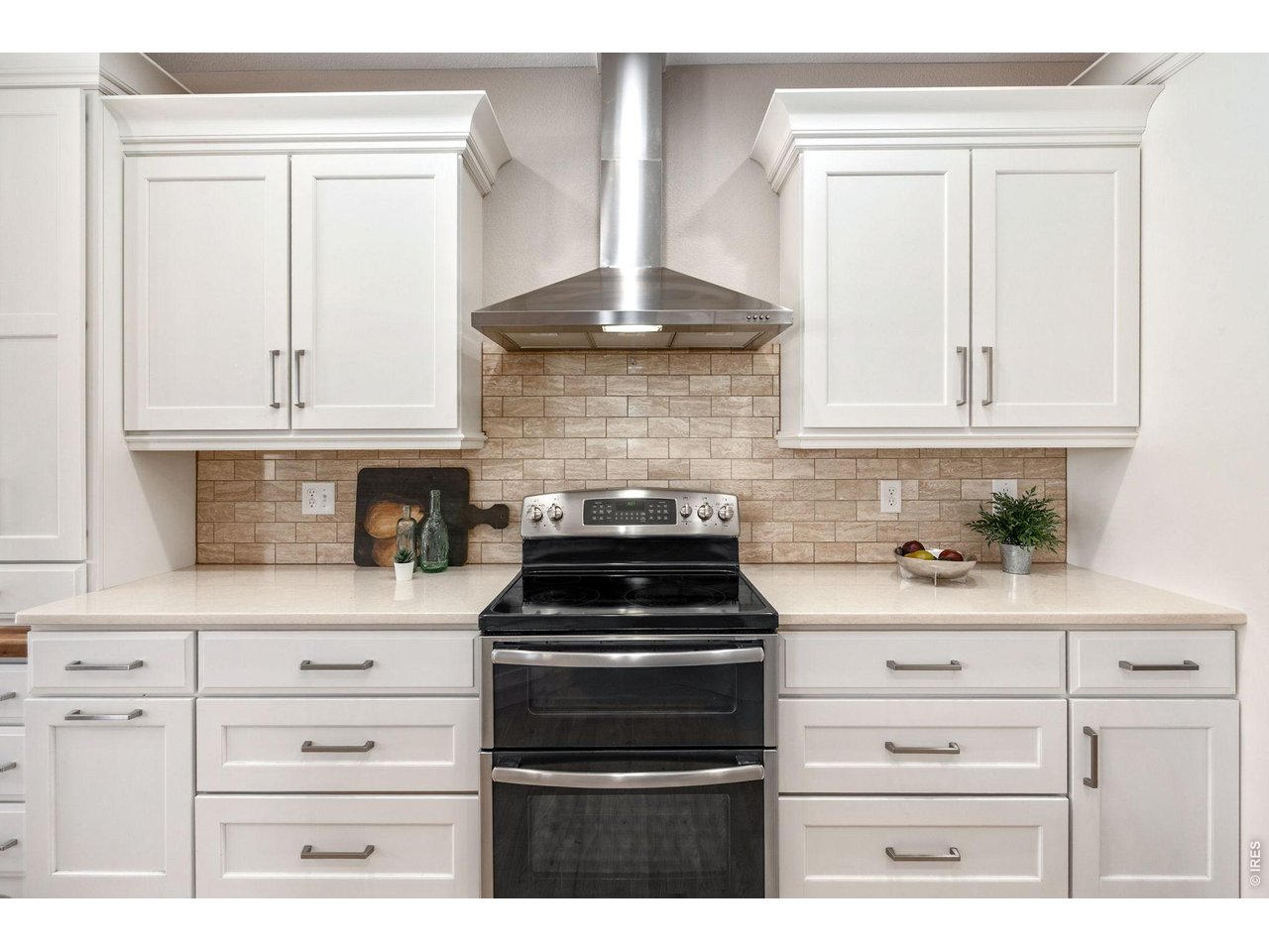 Property Photo 6 Beautifully updated kitchen.