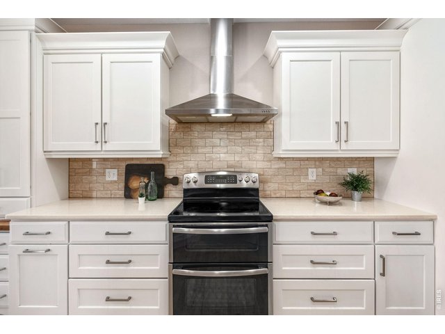 Property Photo 6 Beautifully updated kitchen.