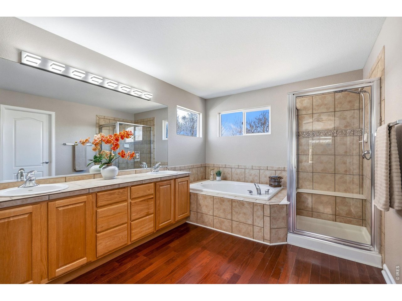 Property Photo 24 5 piece primary bathroom