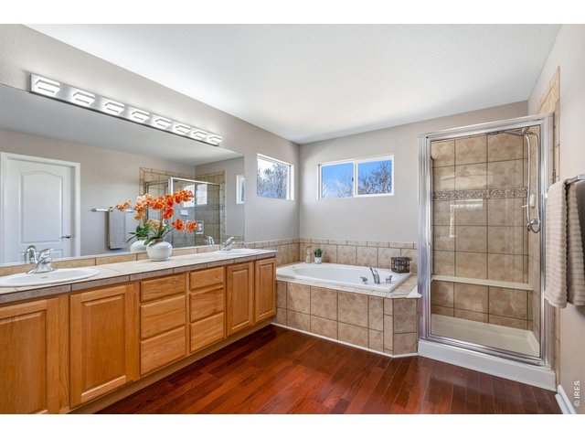 Property Photo 24 5 piece primary bathroom