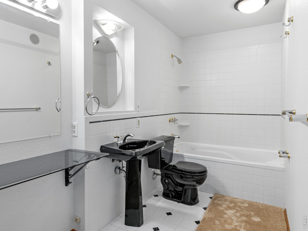 Property Photo 13 Primary suite bathroom with jetted tub