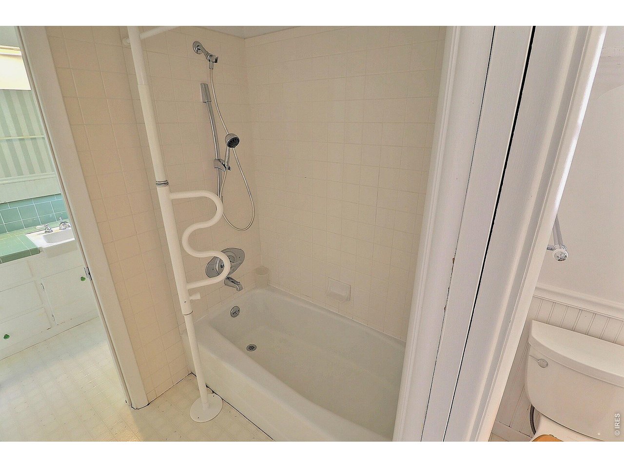 Property Photo 22 Tub-Shower