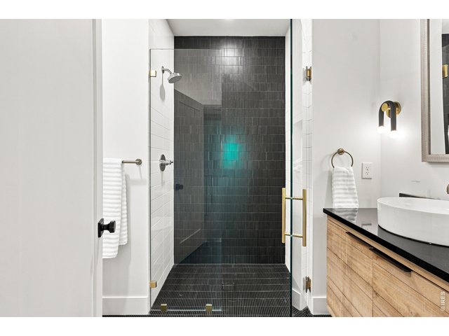Property Photo 25 Main level 3/4 bathroom