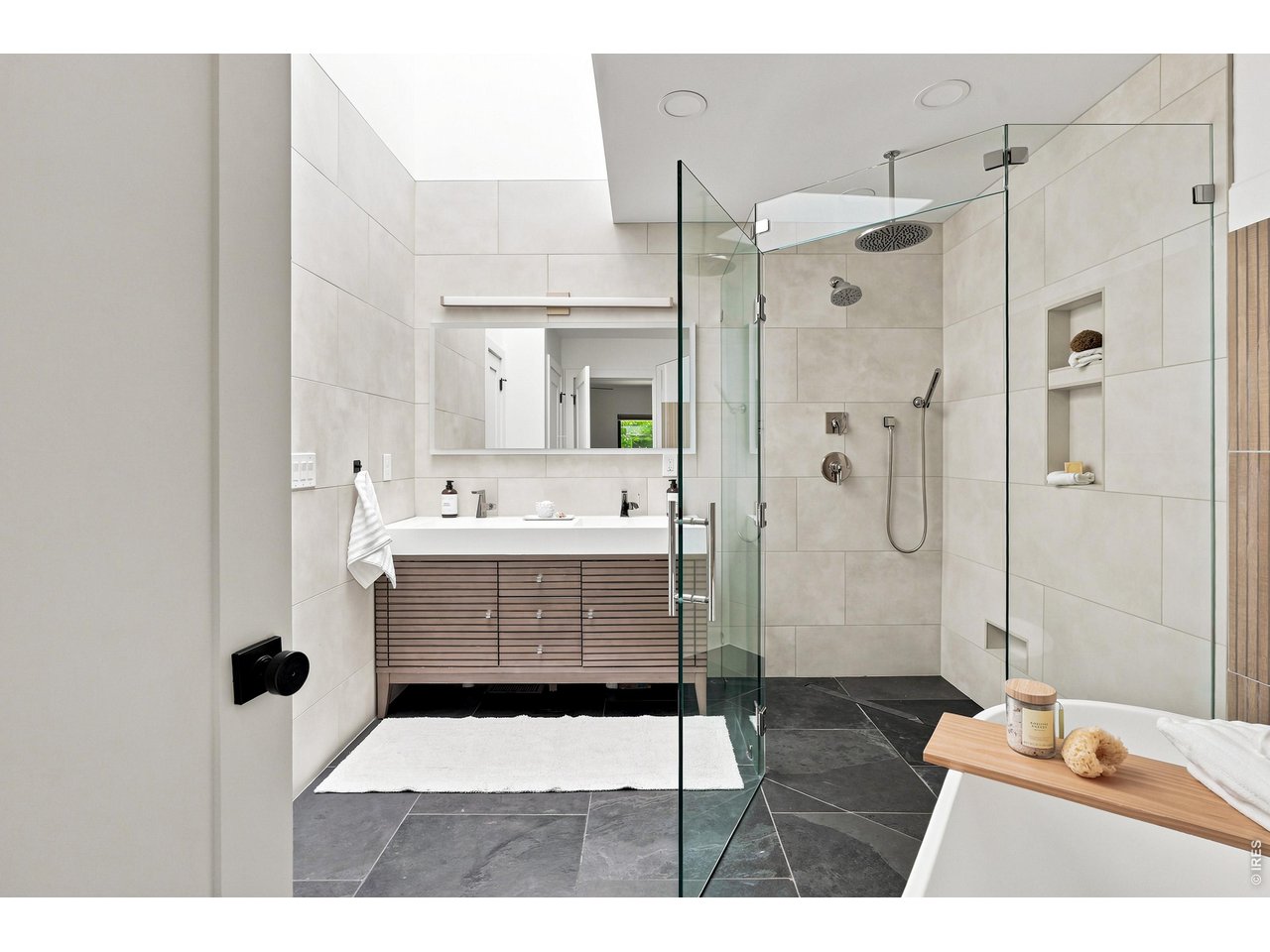 Property Photo 34 Primary 5-piece bath
