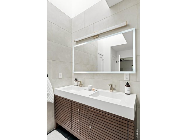 Property Photo 36 Primary 5-piece bath