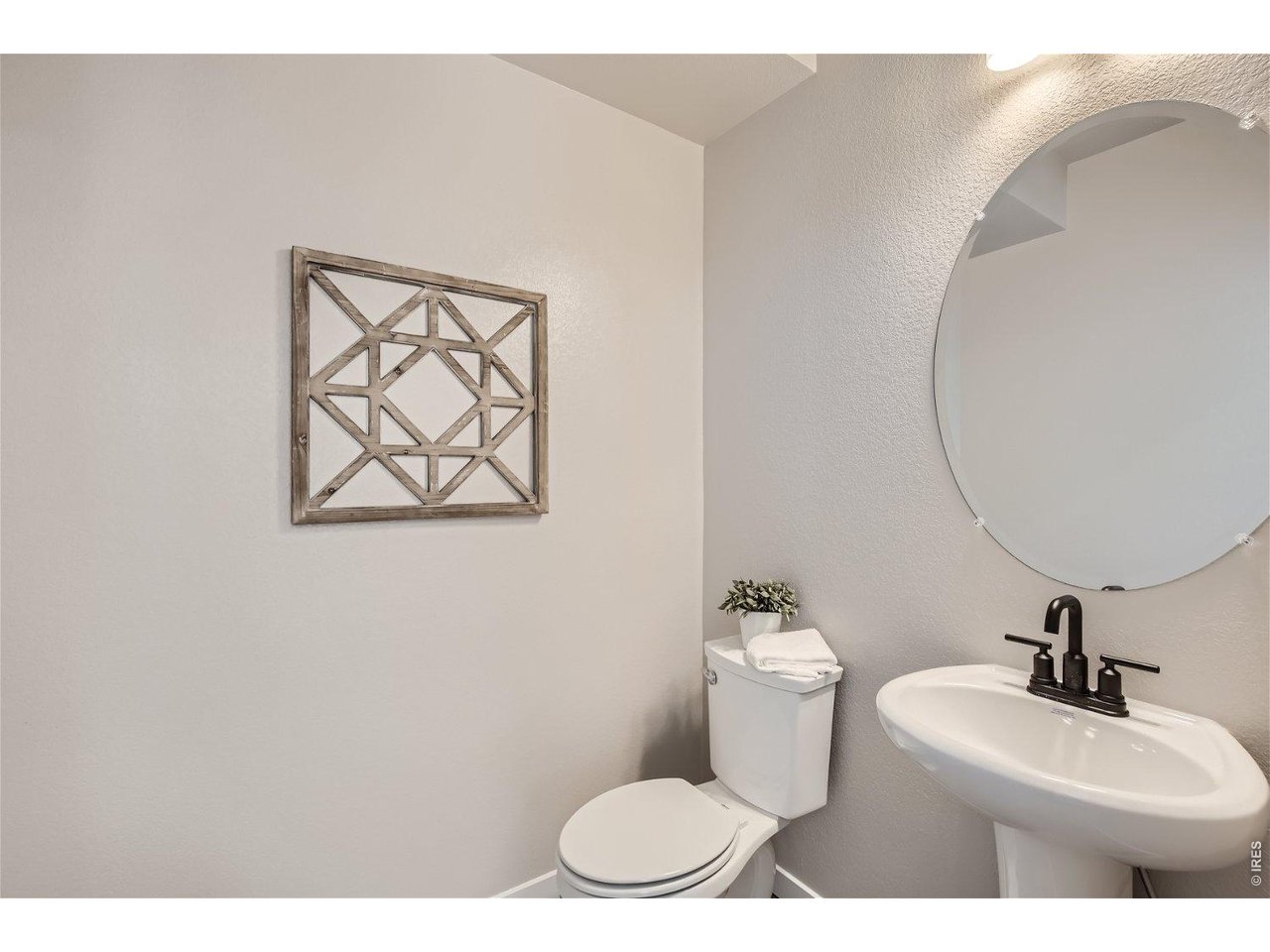 Property Photo 4 Powder room off entrance