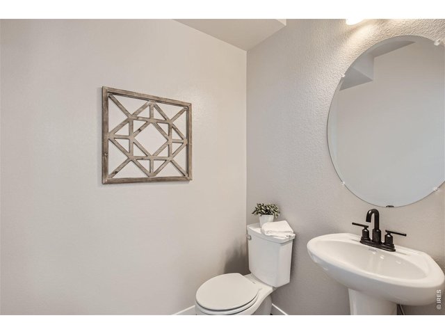 Property Photo 4 Powder room off entrance