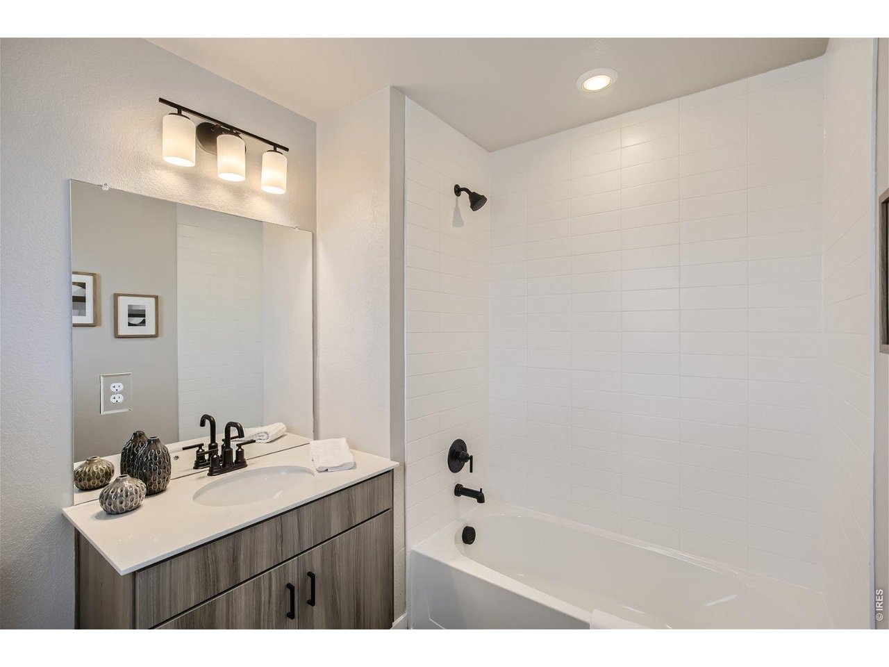 Property Photo 14 Second Bedroom full bathroom