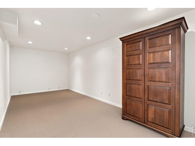 Property Photo 30 Non-conforming third bedroom in basement (21 x 9).
