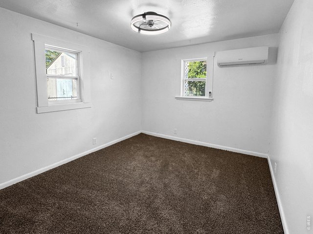 Property Photo 16 Primary bedroom