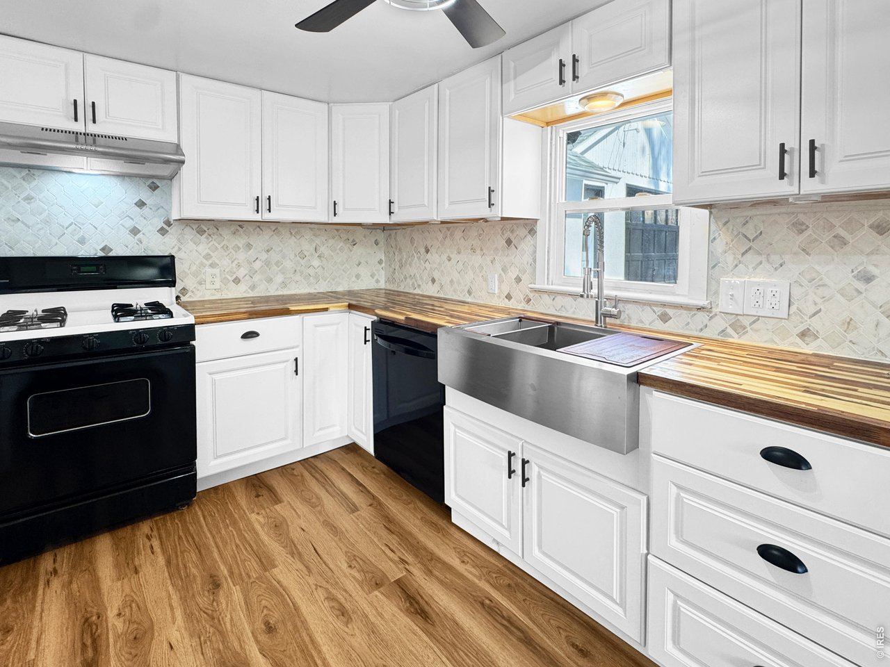 Property Photo 10 Kitchen