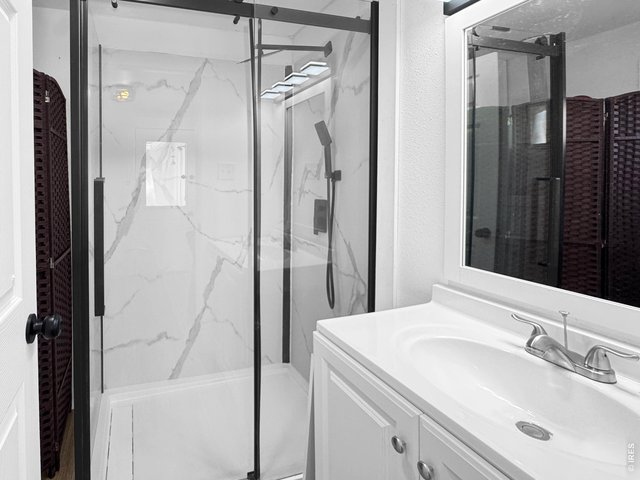 Property Photo 15 3/4 Bathroom