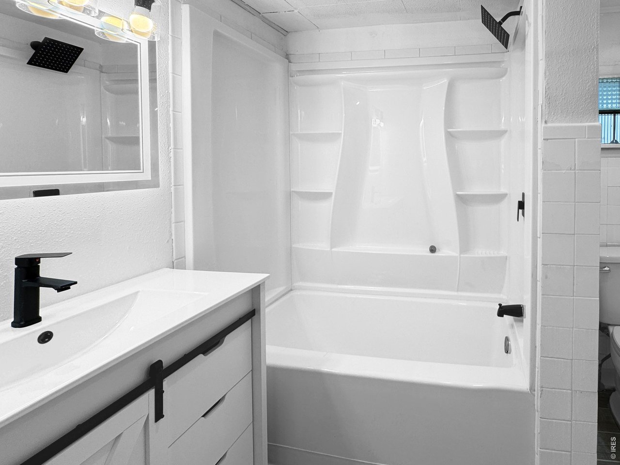 Property Photo 18 Full bathroom